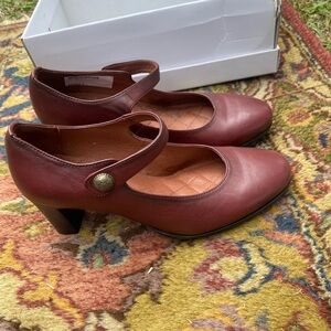 Hispanitas Burgundy Mary Jane Heels